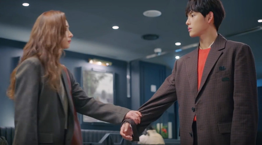 wrist-grab-kdrama-scene